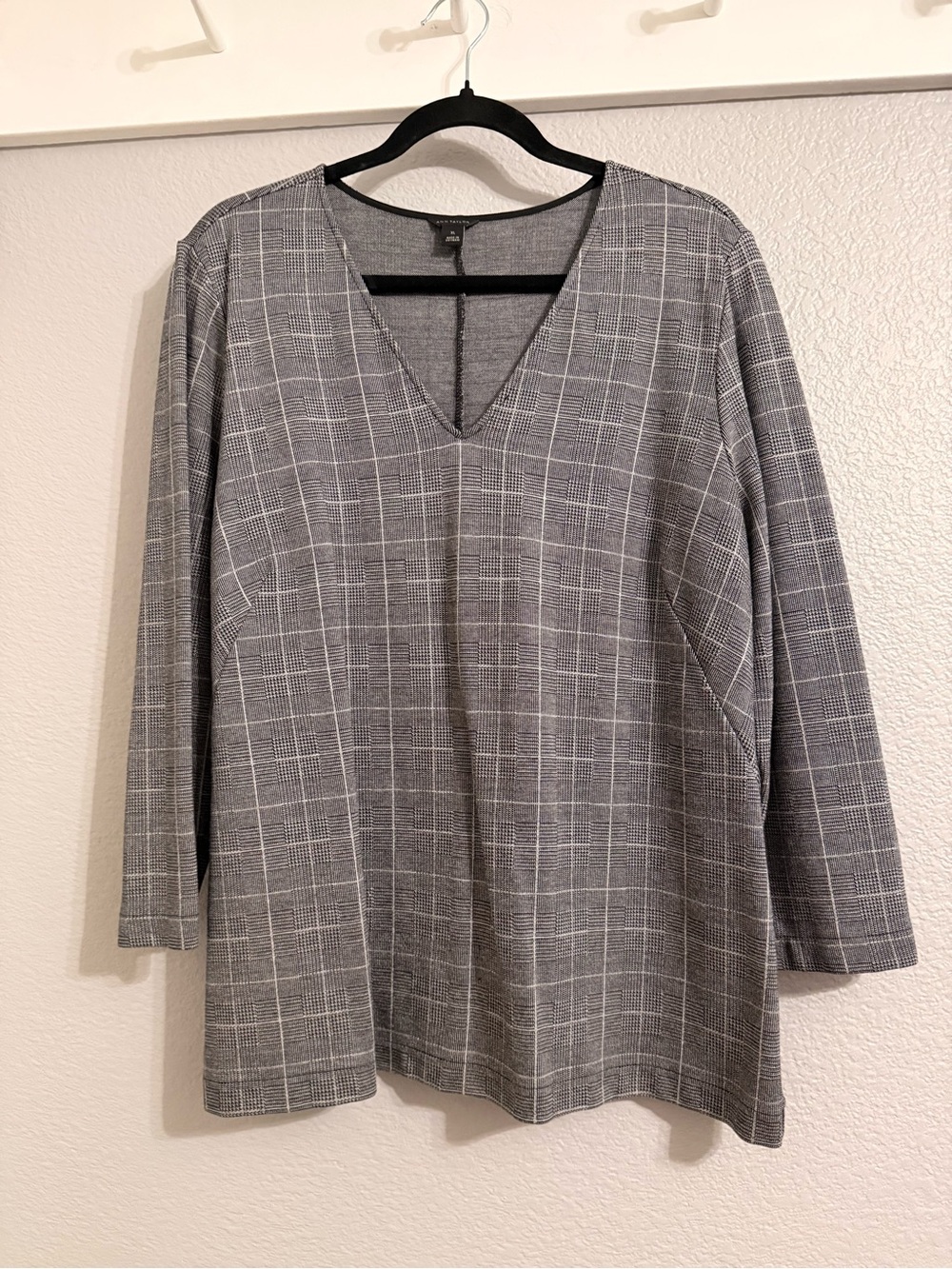 Ann Taylor Gray Plaid Knit Vneck Top
